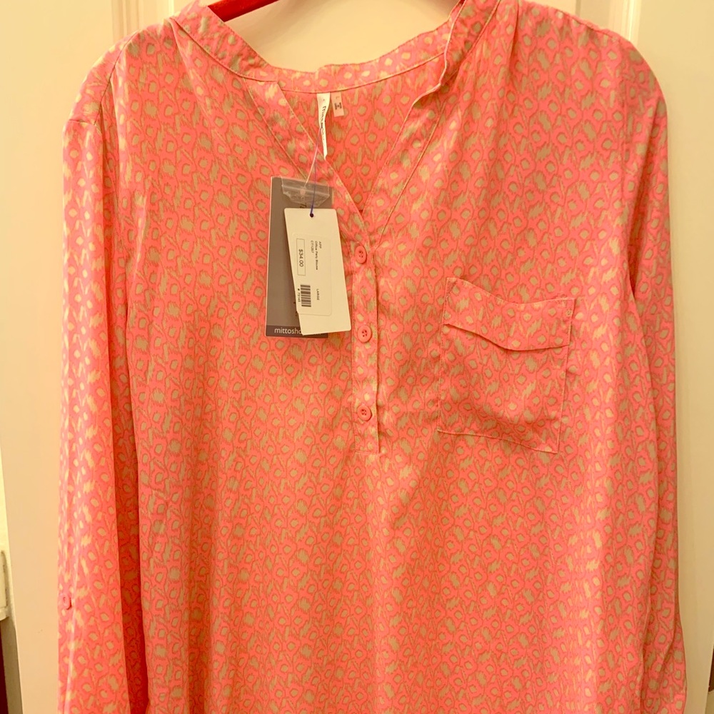 BNWT! Beautiful blouse! Size L